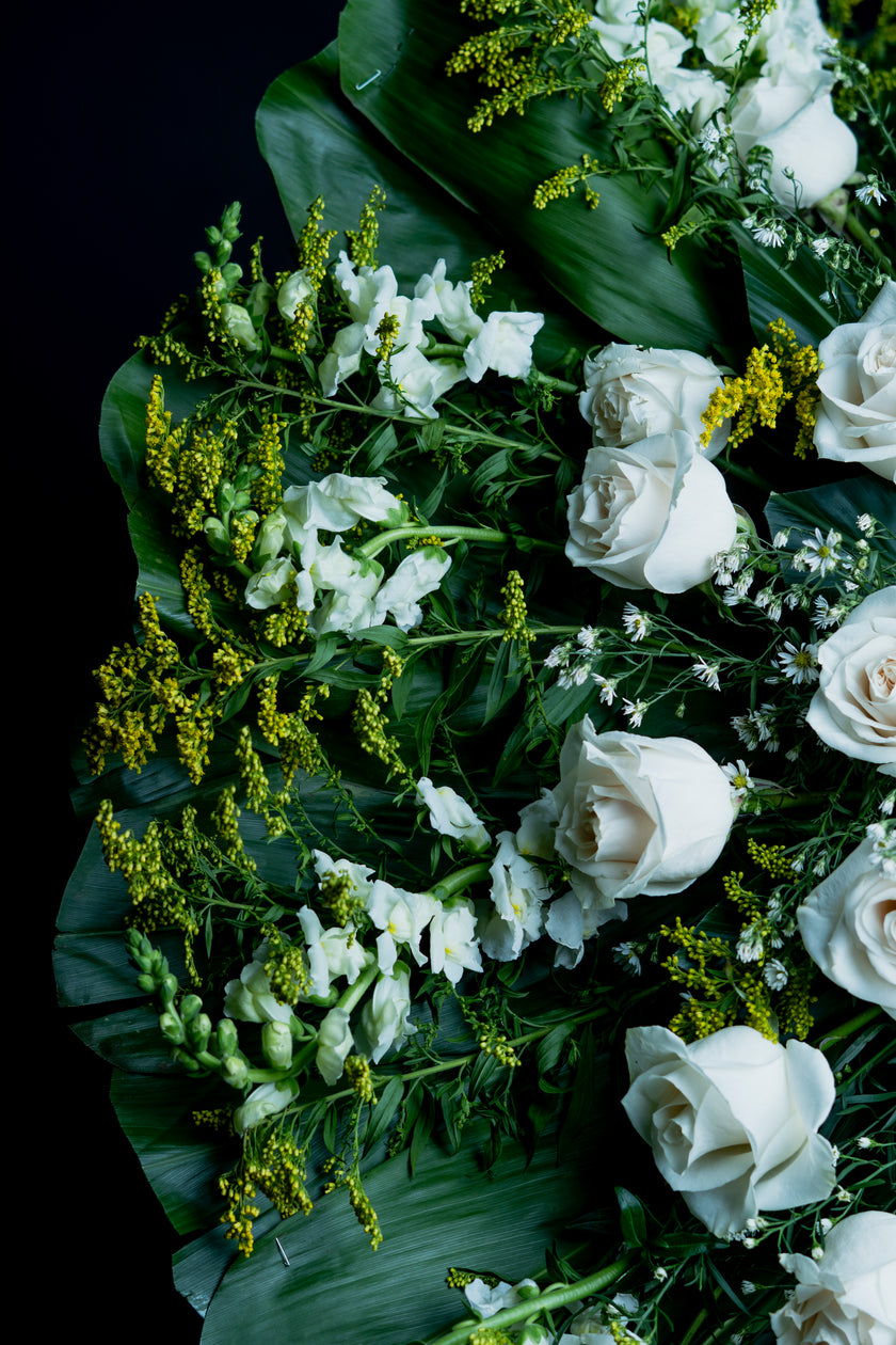 Corona de Rosas Blancas – Descanso en Paz