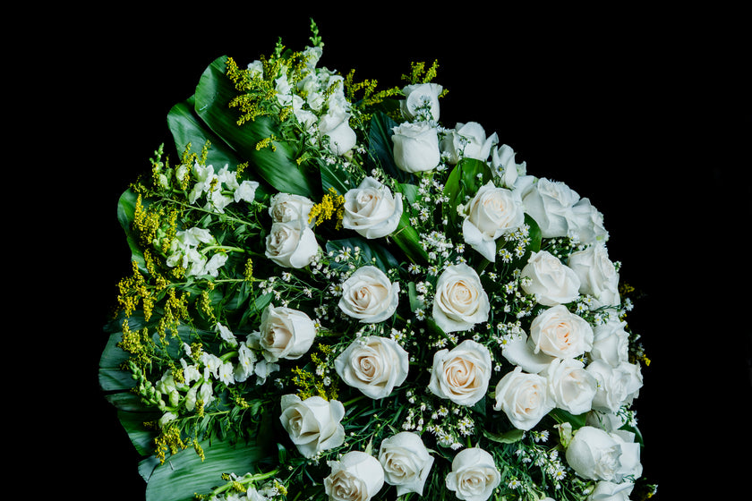 Corona de Rosas Blancas – Descanso en Paz