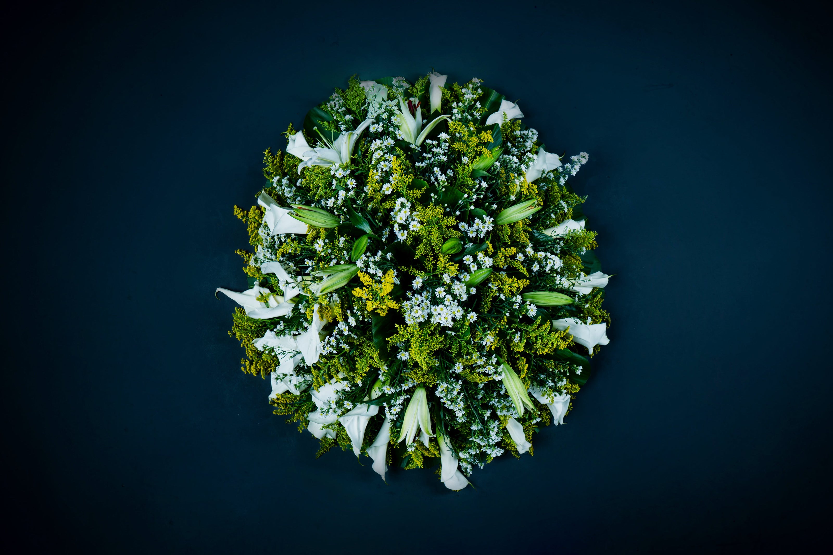 Ramo Fúnebre de Rosas y Lirios – Despedida Serena