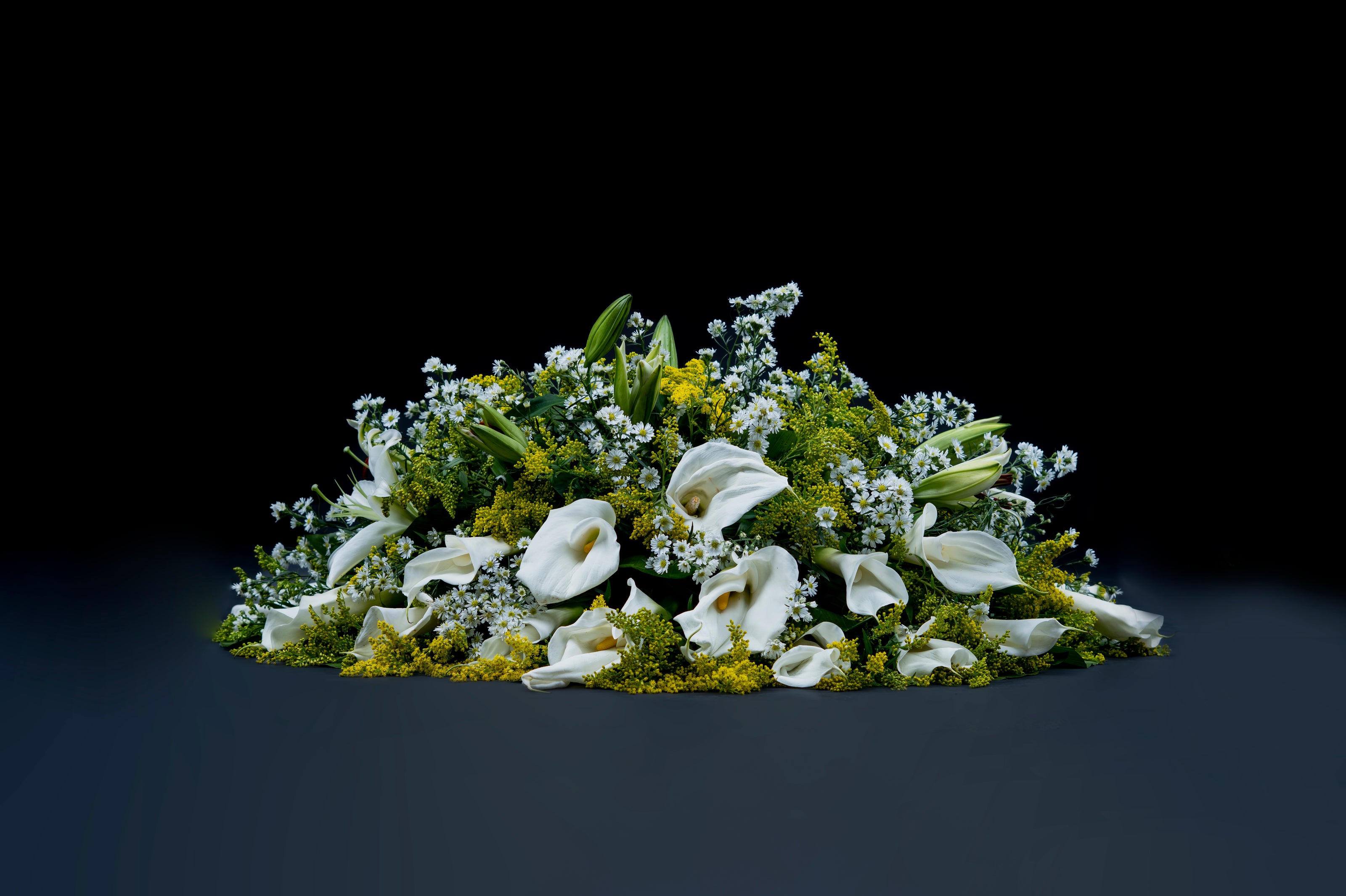 Ramo Fúnebre de Rosas y Lirios – Despedida Serena