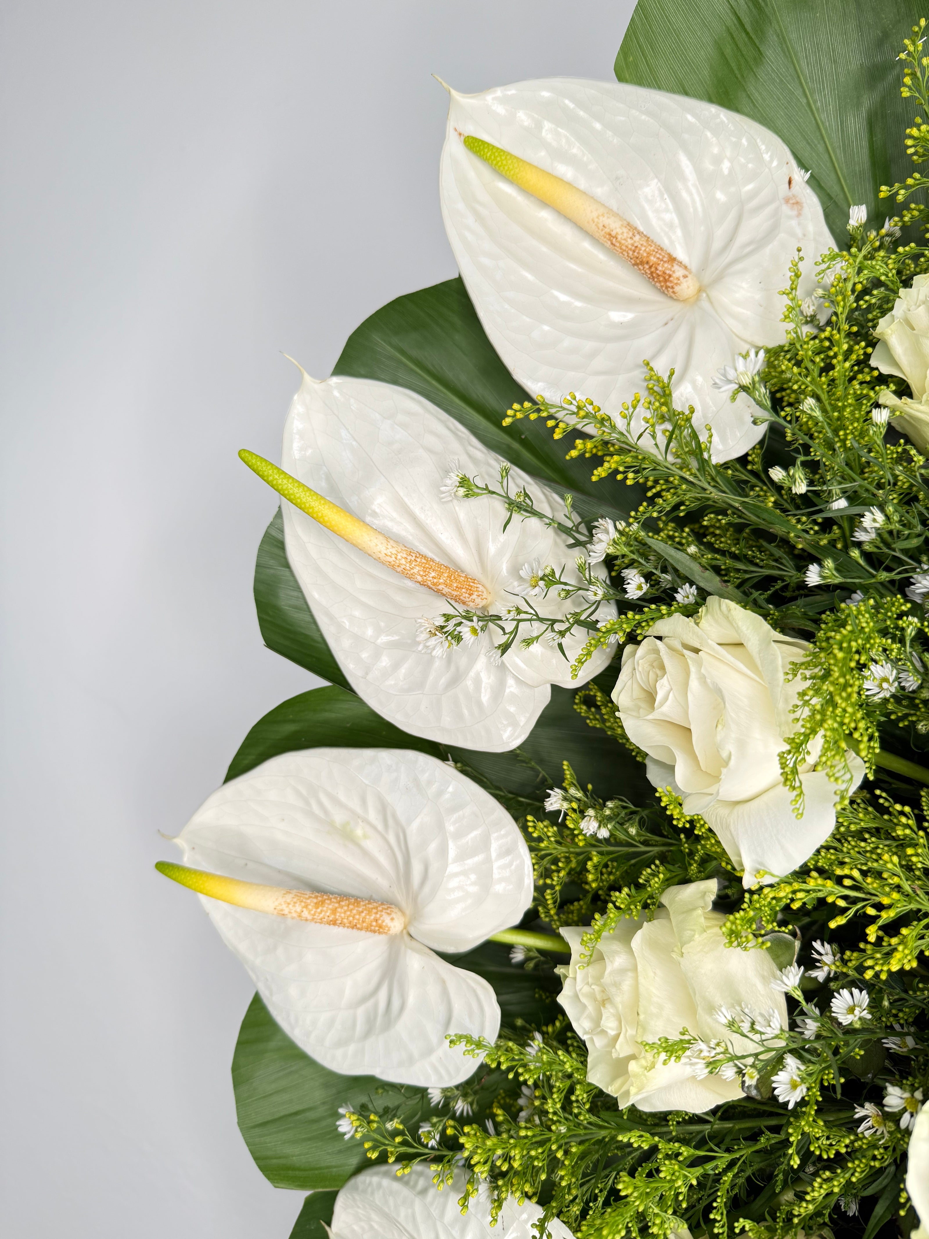 Corona de Anturios y Rosas – Tranquilidad Eterna