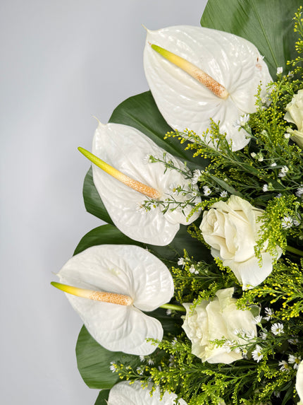 Corona de Anturios y Rosas – Tranquilidad Eterna