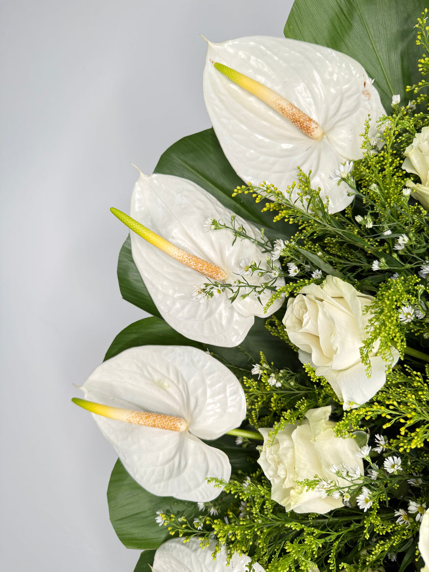 Corona de Anturios y Rosas – Tranquilidad Eterna