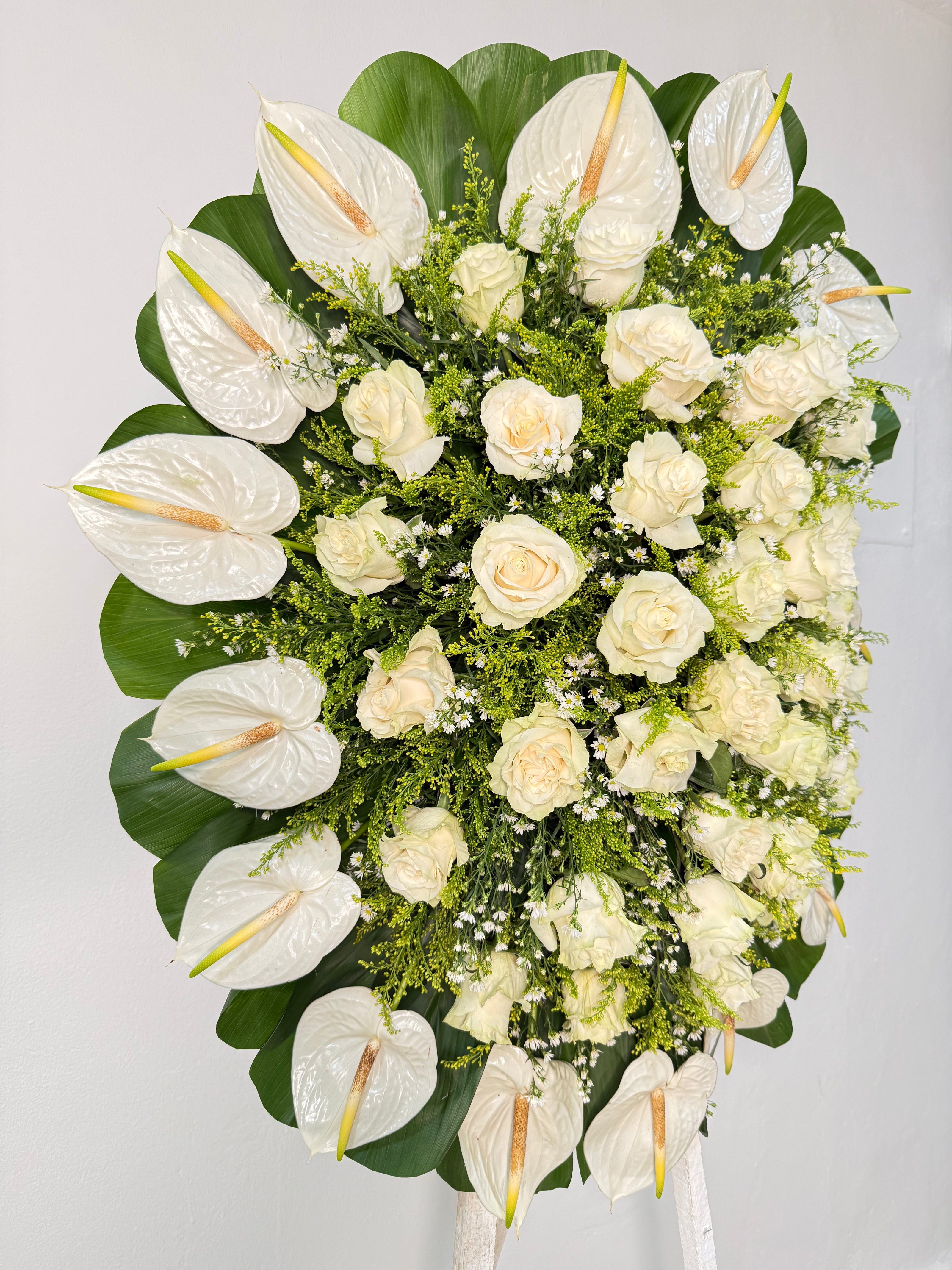 Corona de Anturios y Rosas – Tranquilidad Eterna