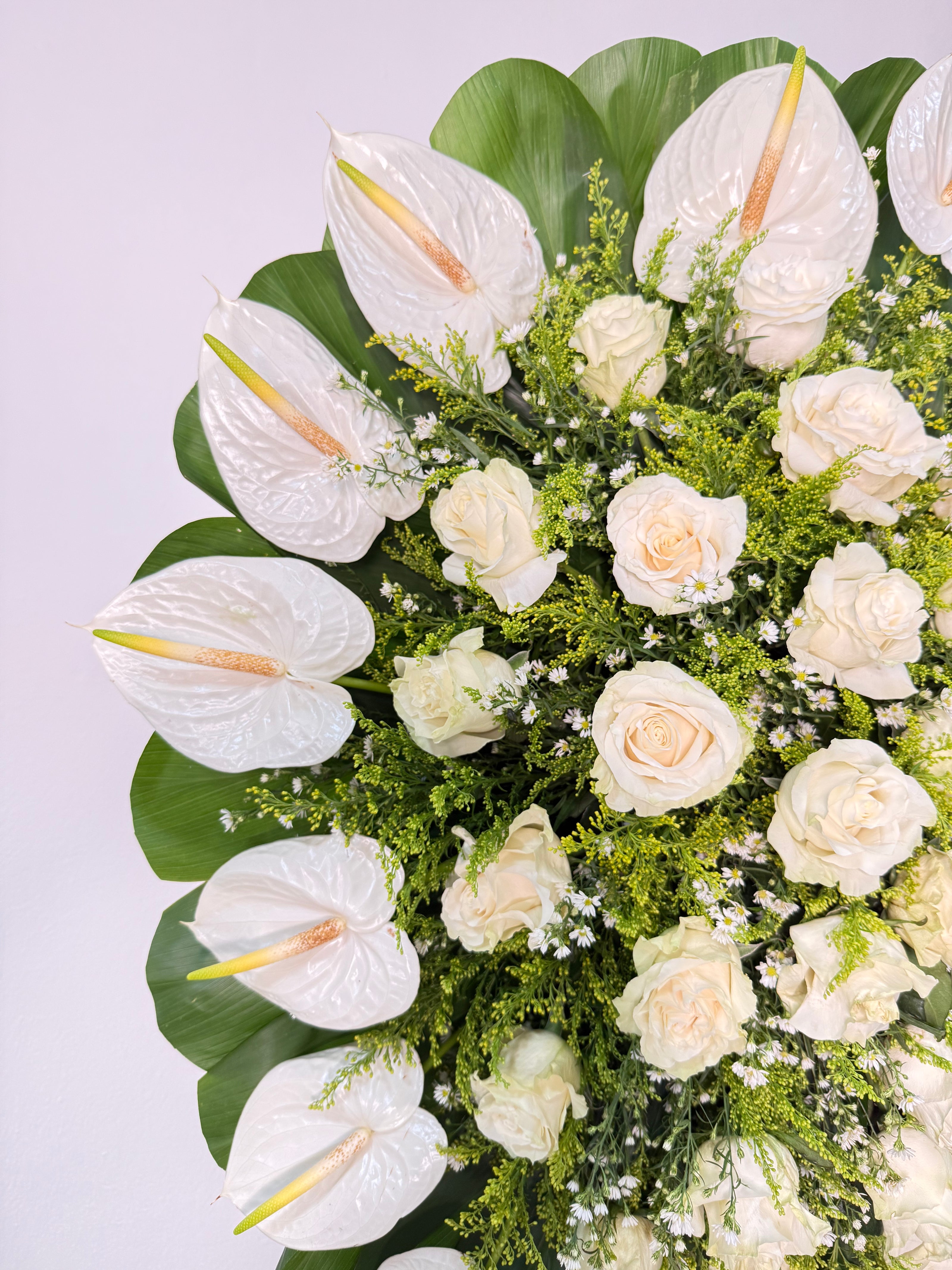 Corona de Anturios y Rosas – Tranquilidad Eterna