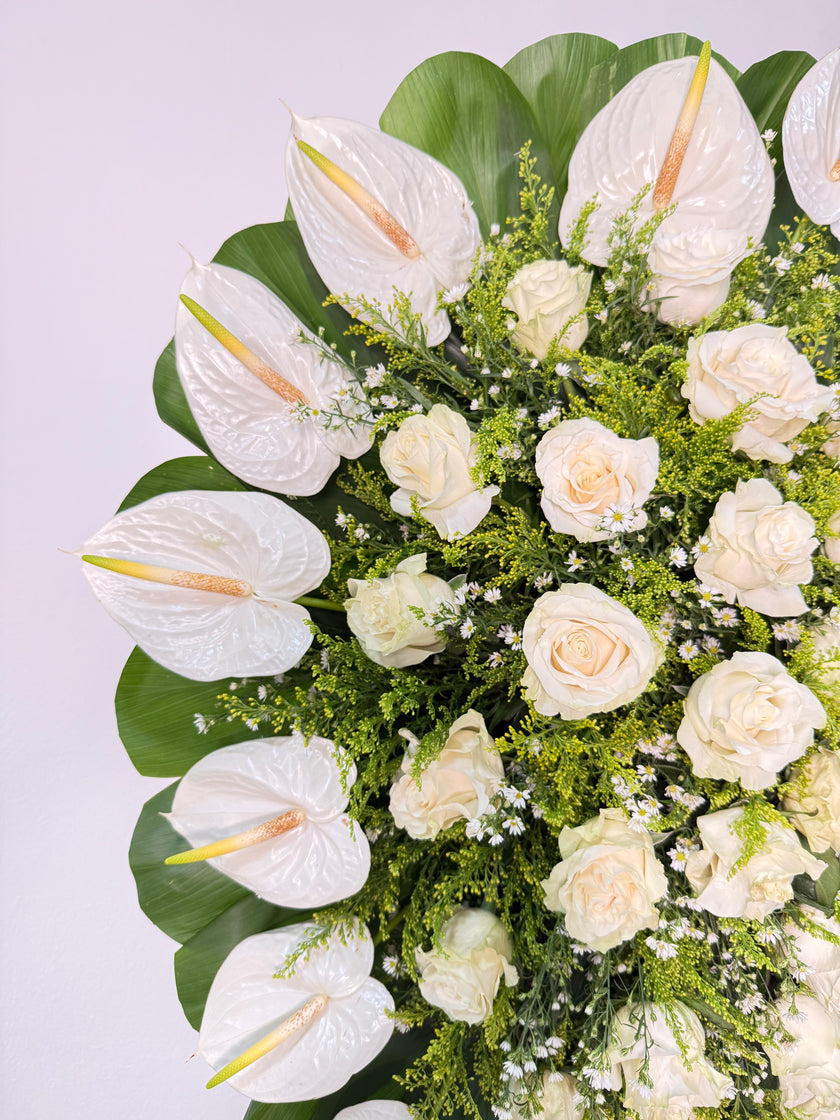 Corona de Anturios y Rosas – Tranquilidad Eterna