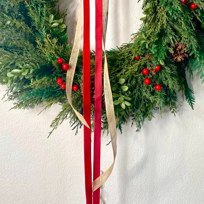 Corona artificial de 24” de Pino, piñones y berries rojos