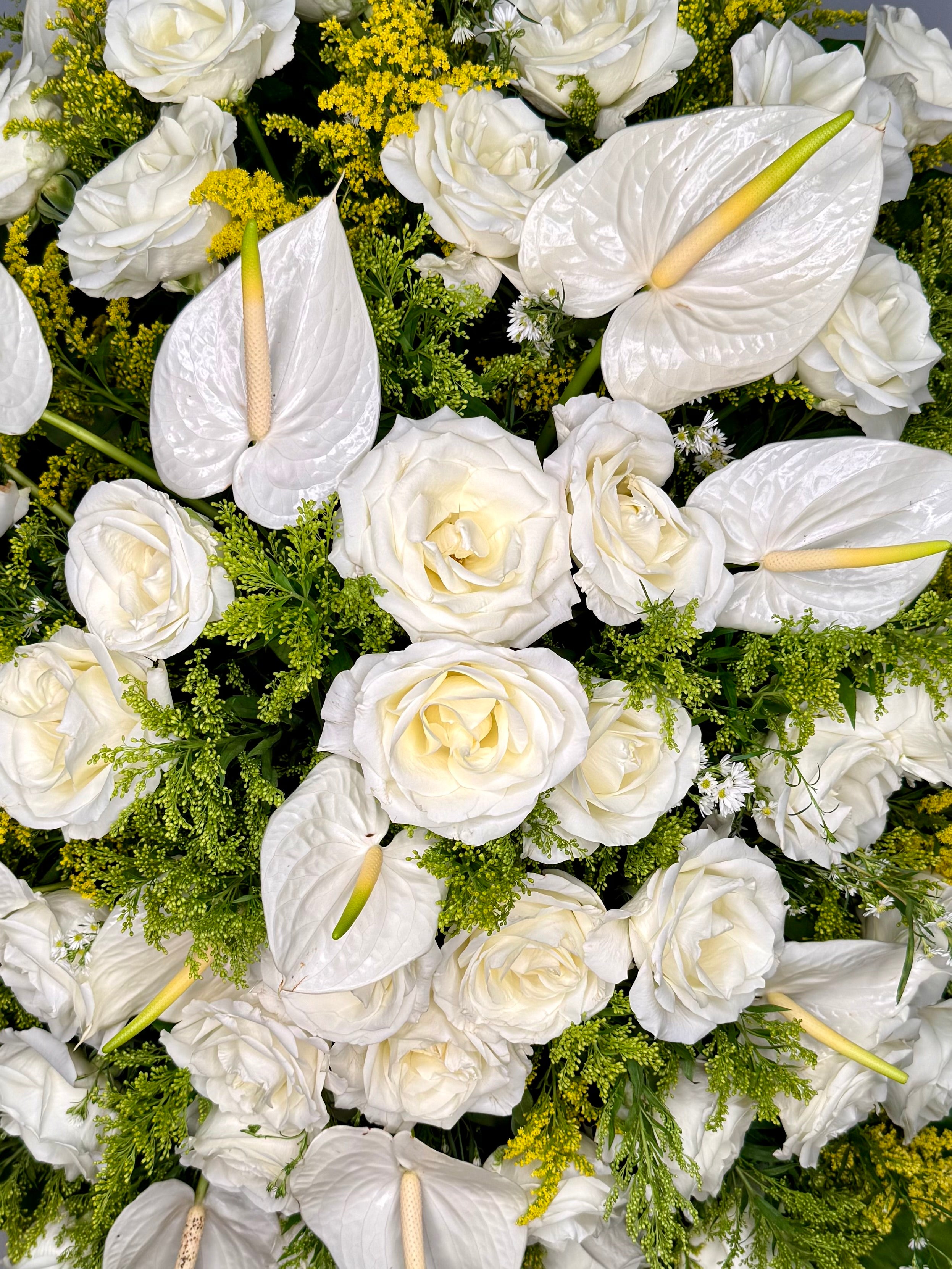 Corona Mezcla de Anturios y Rosas