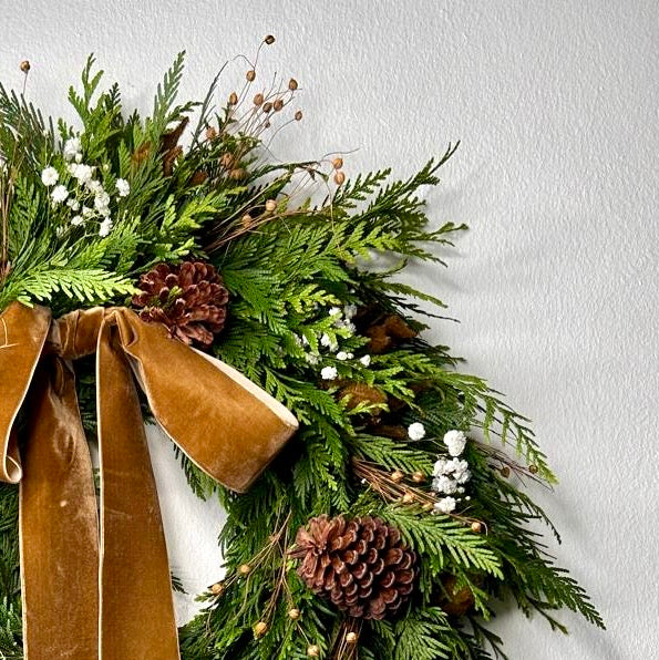 Corona Brown de Pino, Baby Breath y Vija (Natural), 19’’