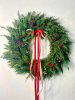 Corona artificial de 24” de Pino, piñones y berries rojos