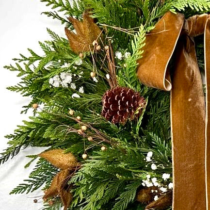 Corona Brown de Pino, Baby Breath y Vija (Natural), 19’’