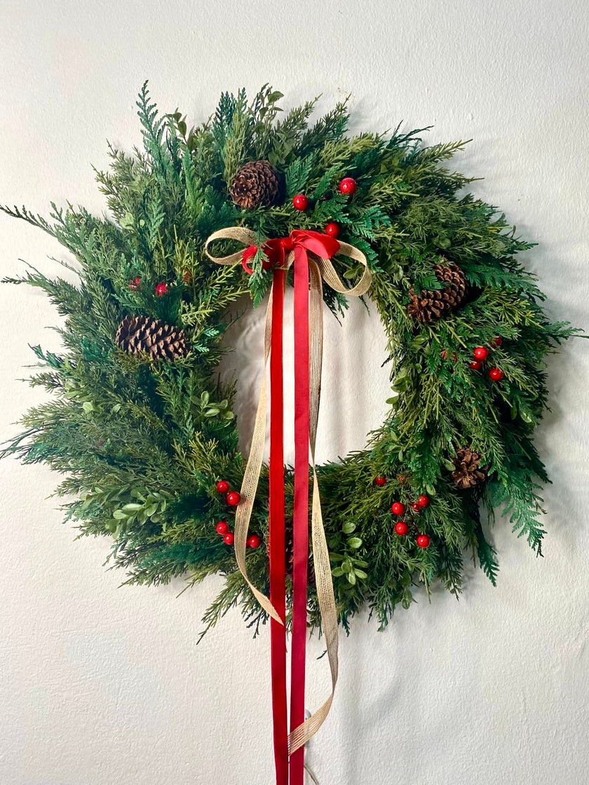 Corona Navideña Artificial de Pino con Berries Rojos y Piñas, de 19