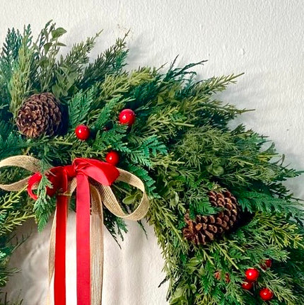 Corona artificial de 24” de Pino, piñones y berries rojos
