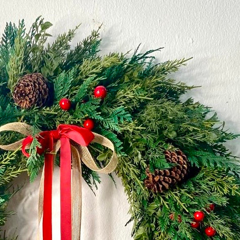 Corona artificial de 24” de Pino, piñones y berries rojos