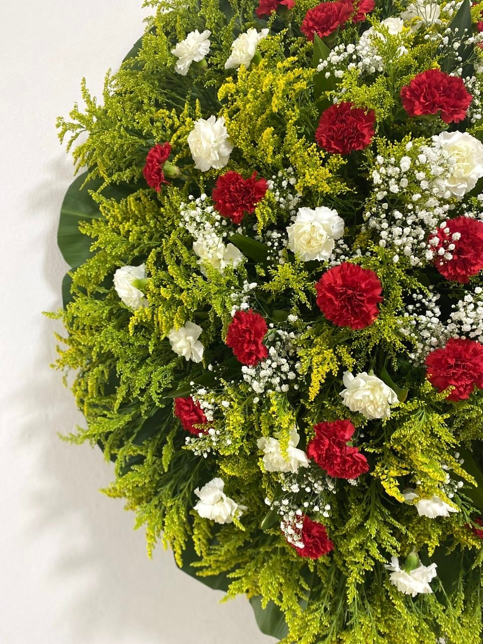 Corona de Claveles Rojos y Blancos