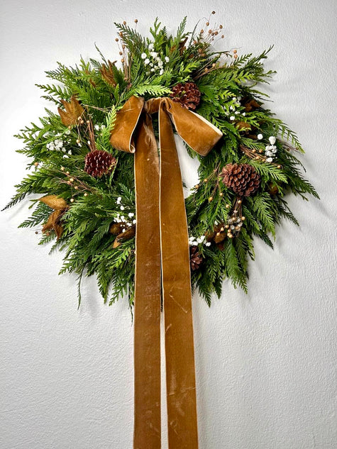 Corona Brown de Pino, Baby Breath y Vija (Natural), 19’’