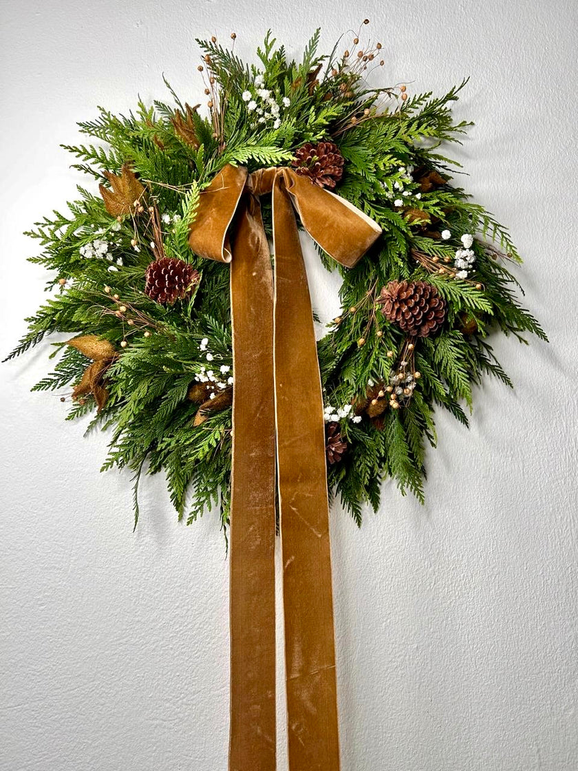 Corona Brown de Pino, Baby Breath y Vija (Natural), 19’’