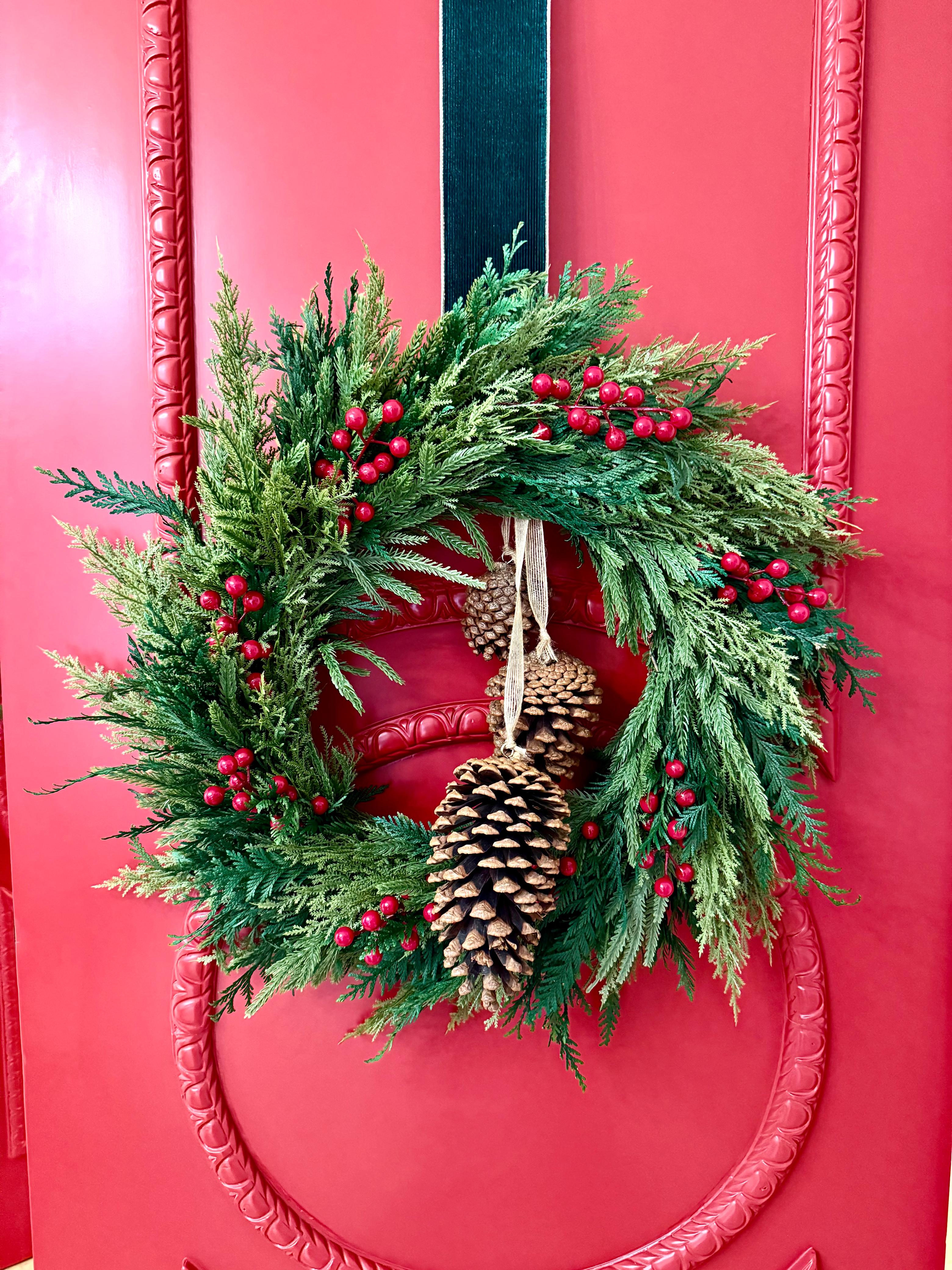 Corona Navideña Artificial de Pino con Berries Rojos y Piñas, de 19