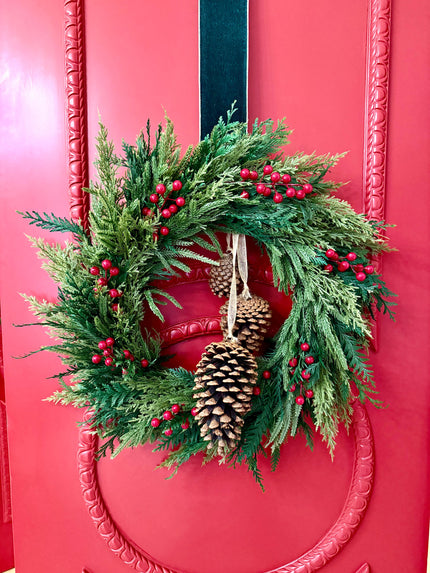 Corona Navideña Artificial de Pino con Berries Rojos y Piñas, de 19