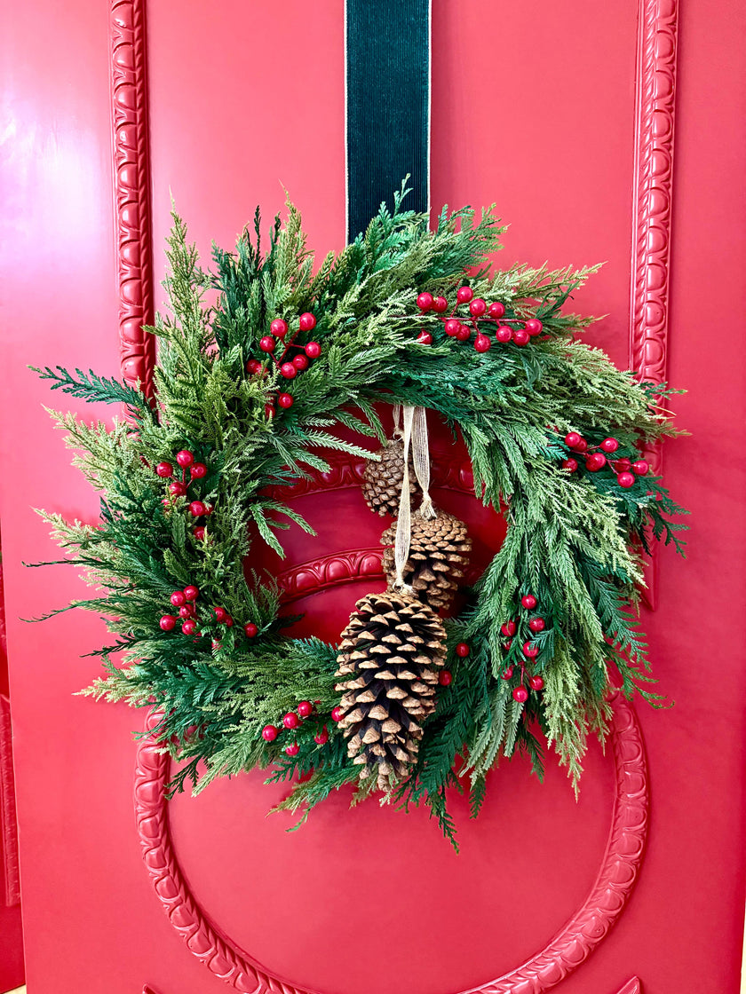 Corona Navideña Artificial de Pino con Berries Rojos y Piñas, de 19