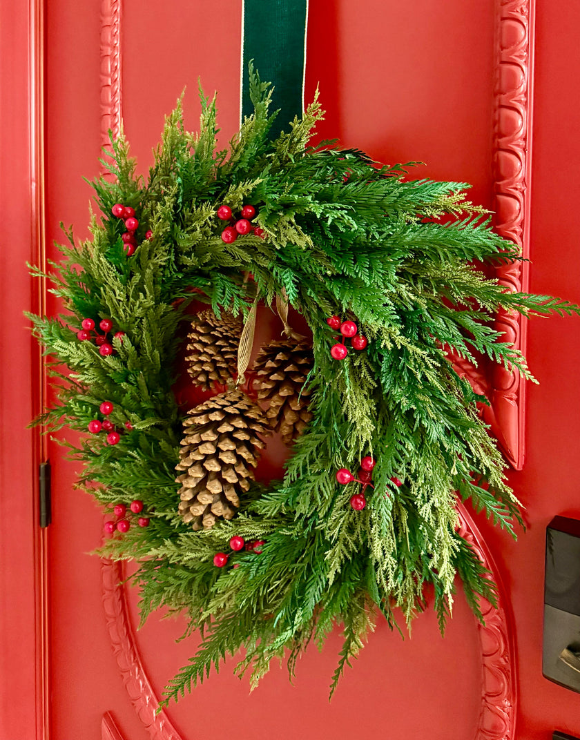 Corona Navideña Artificial de Pino con Berries Rojos y Piñas, de 19