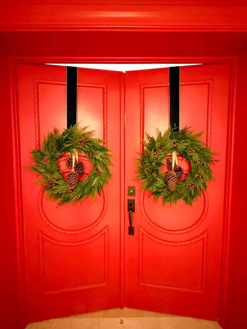 Corona Navideña Artificial de Pino con Berries Rojos y Piñas, de 19