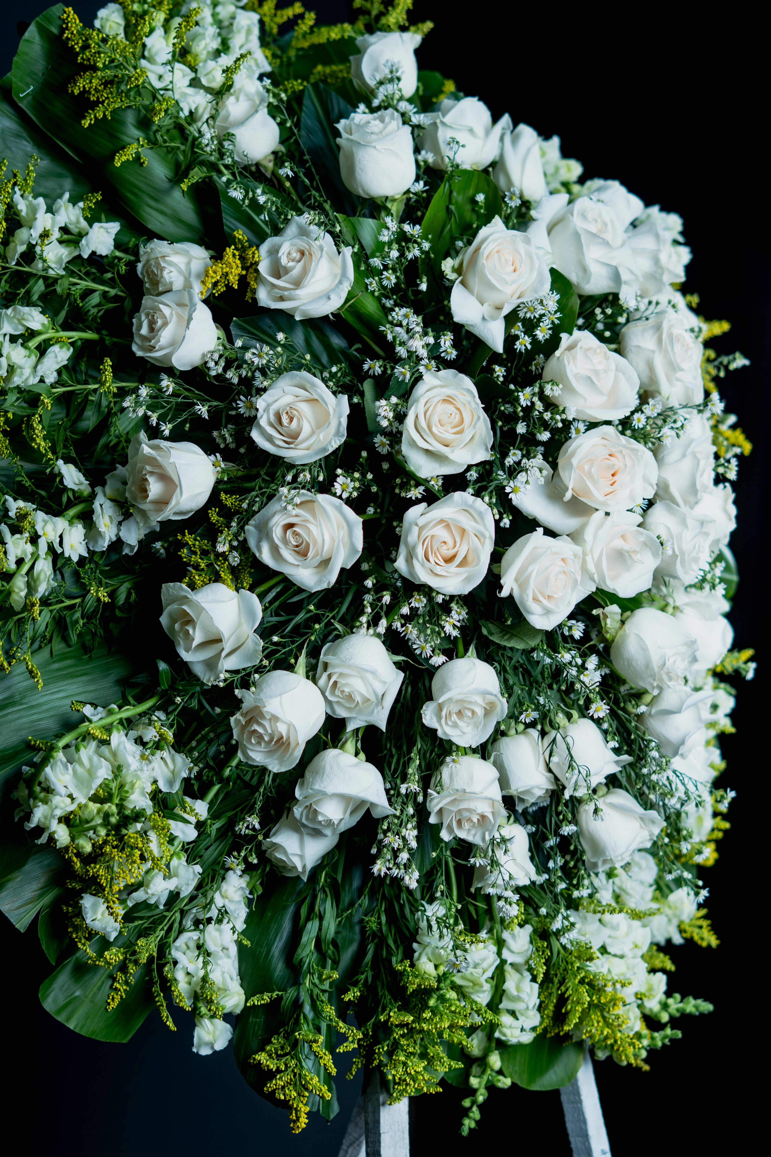 Corona de Rosas Blancas – Descanso en Paz