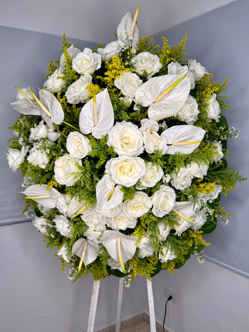 Corona Mezcla de Anturios y Rosas