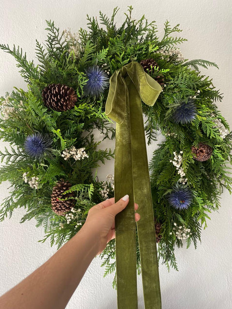 Corona de Pino y Eryngium – 19” – Natural