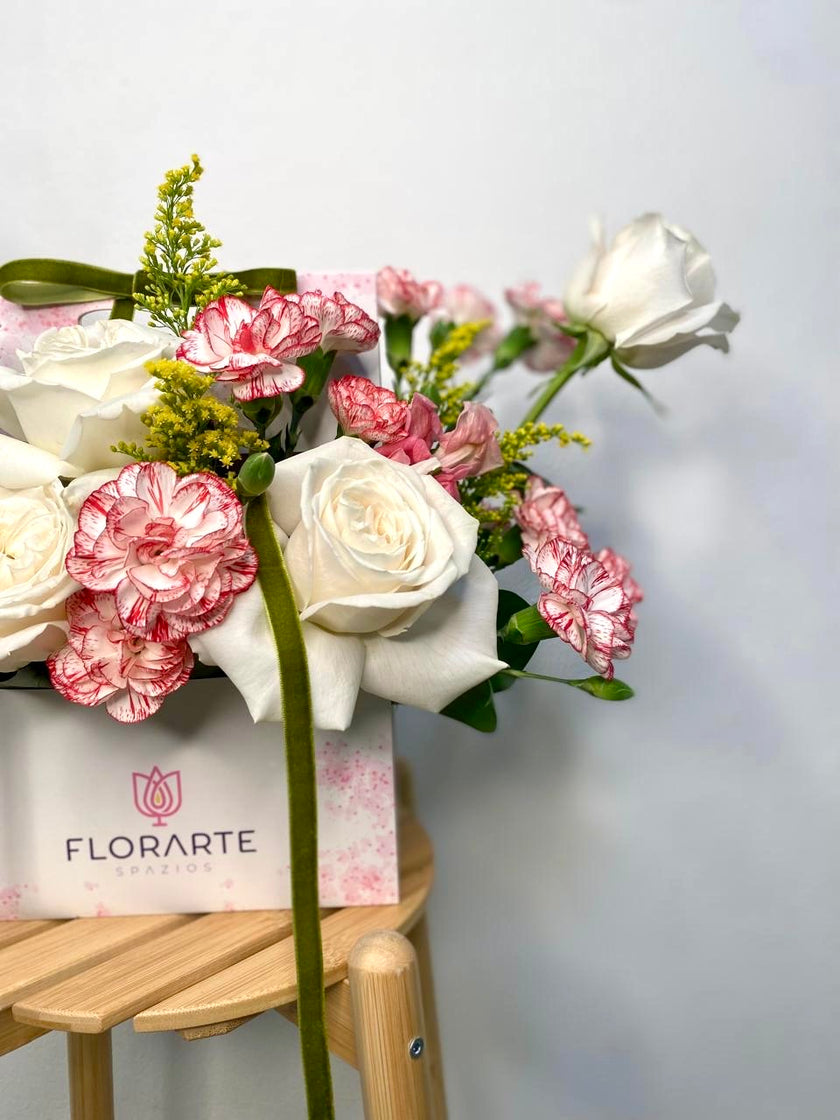 Floral Box de Rosas y Claveles