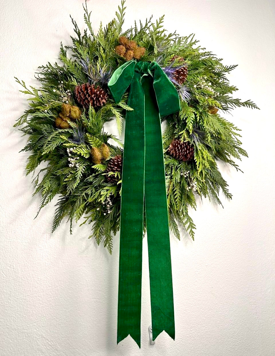 Corona de pino manzana, piñones y vija, 19’’