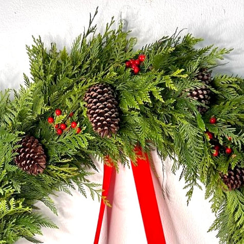 Corona de Pino 35” con Piñones y Berries Rojos