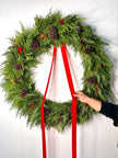 Corona de Pino 35” con Piñones y Berries Rojos