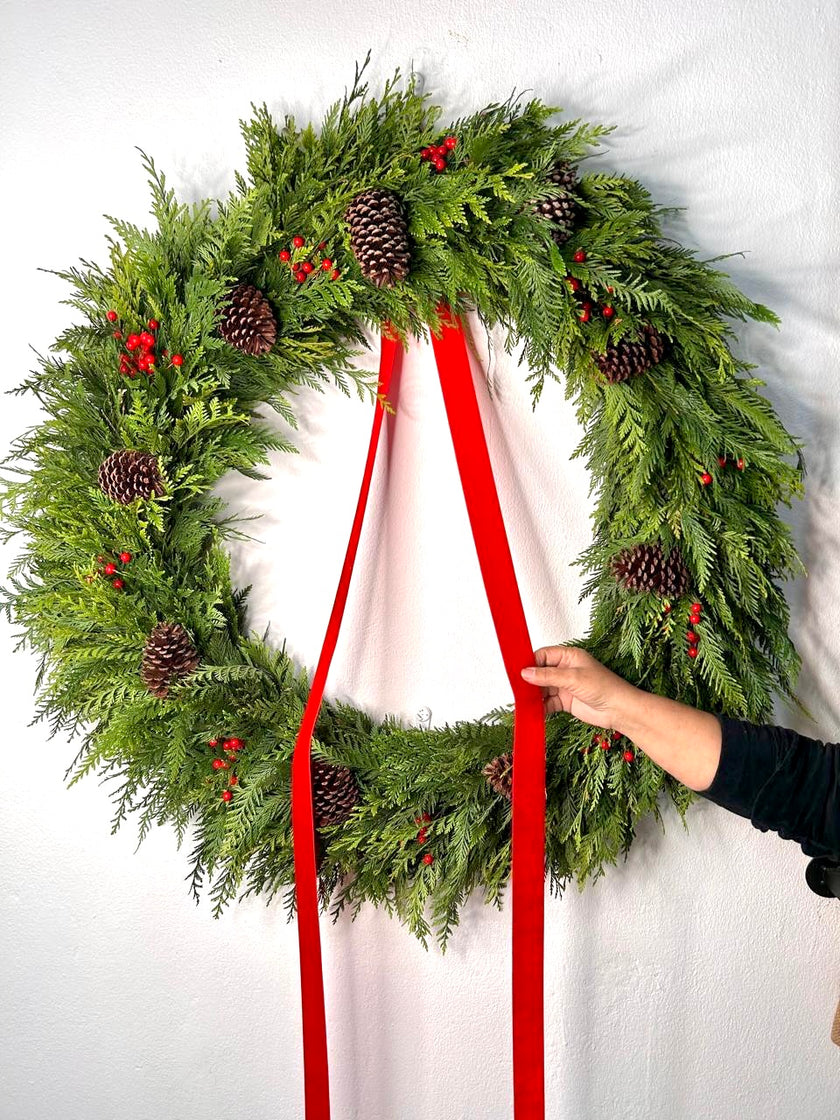 Corona de Pino 35” con Piñones y Berries Rojos