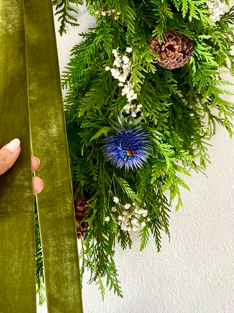 Corona de Pino y Eryngium – 19” – Natural