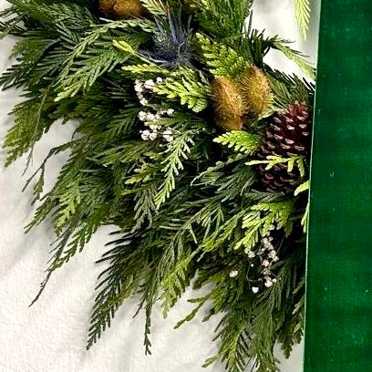 Corona de pino manzana, piñones y vija, 19’’