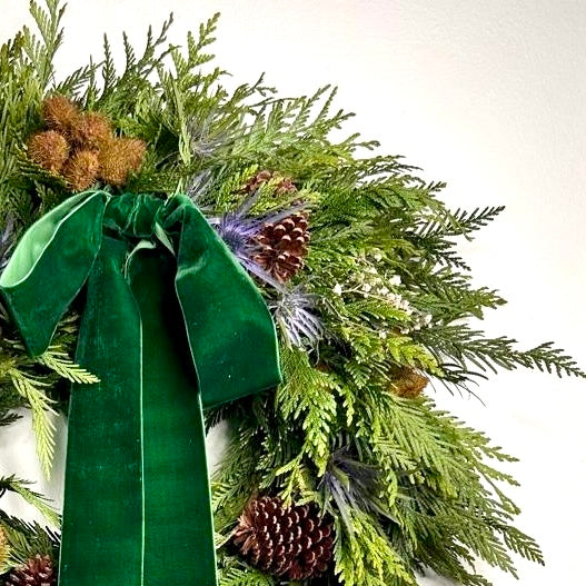 Corona de pino manzana, piñones y vija, 19’’