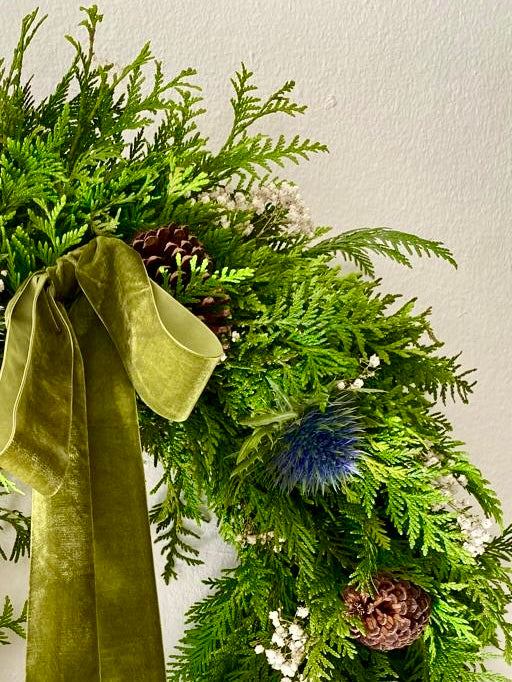 Corona de Pino y Eryngium – 19” – Natural