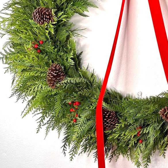 Corona de Pino 35” con Piñones y Berries Rojos