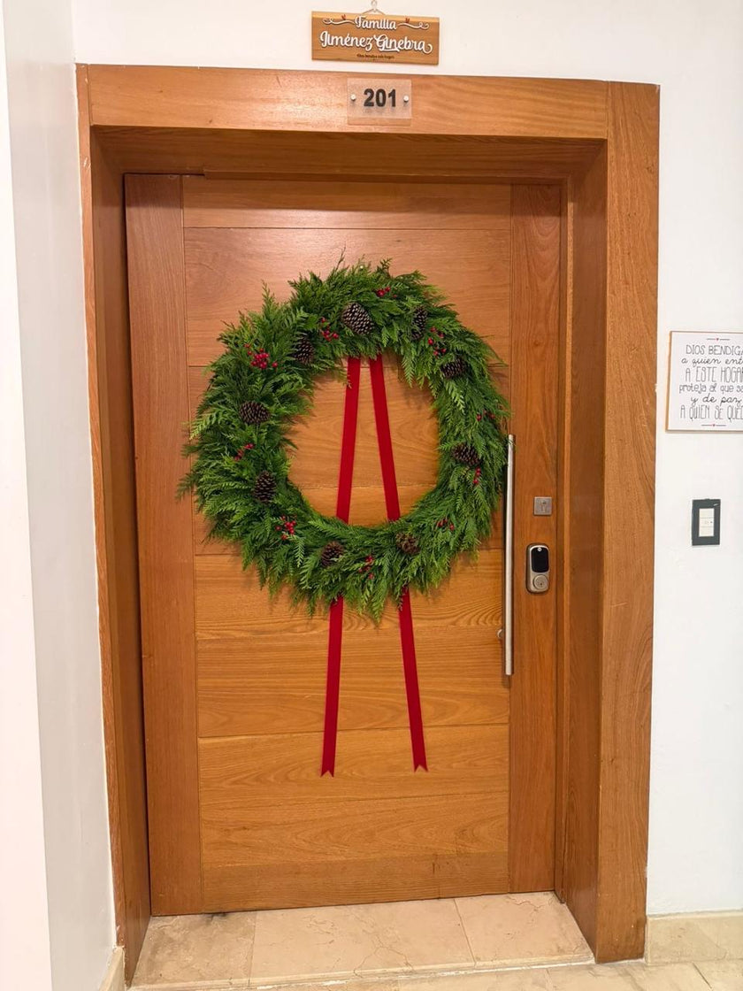 Corona de Pino 35” con Piñones y Berries Rojos