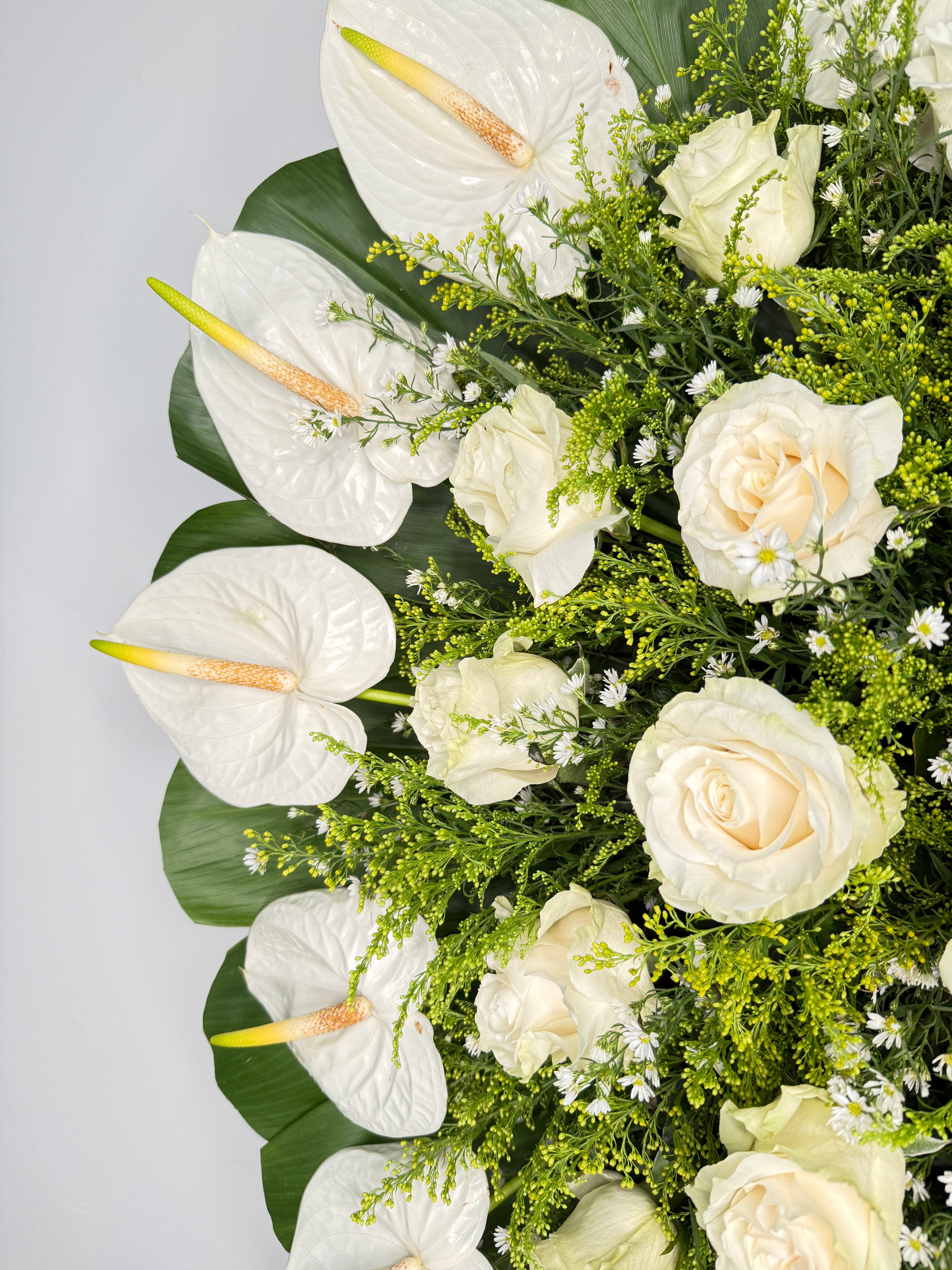 Corona de Anturios y Rosas – Tranquilidad Eterna