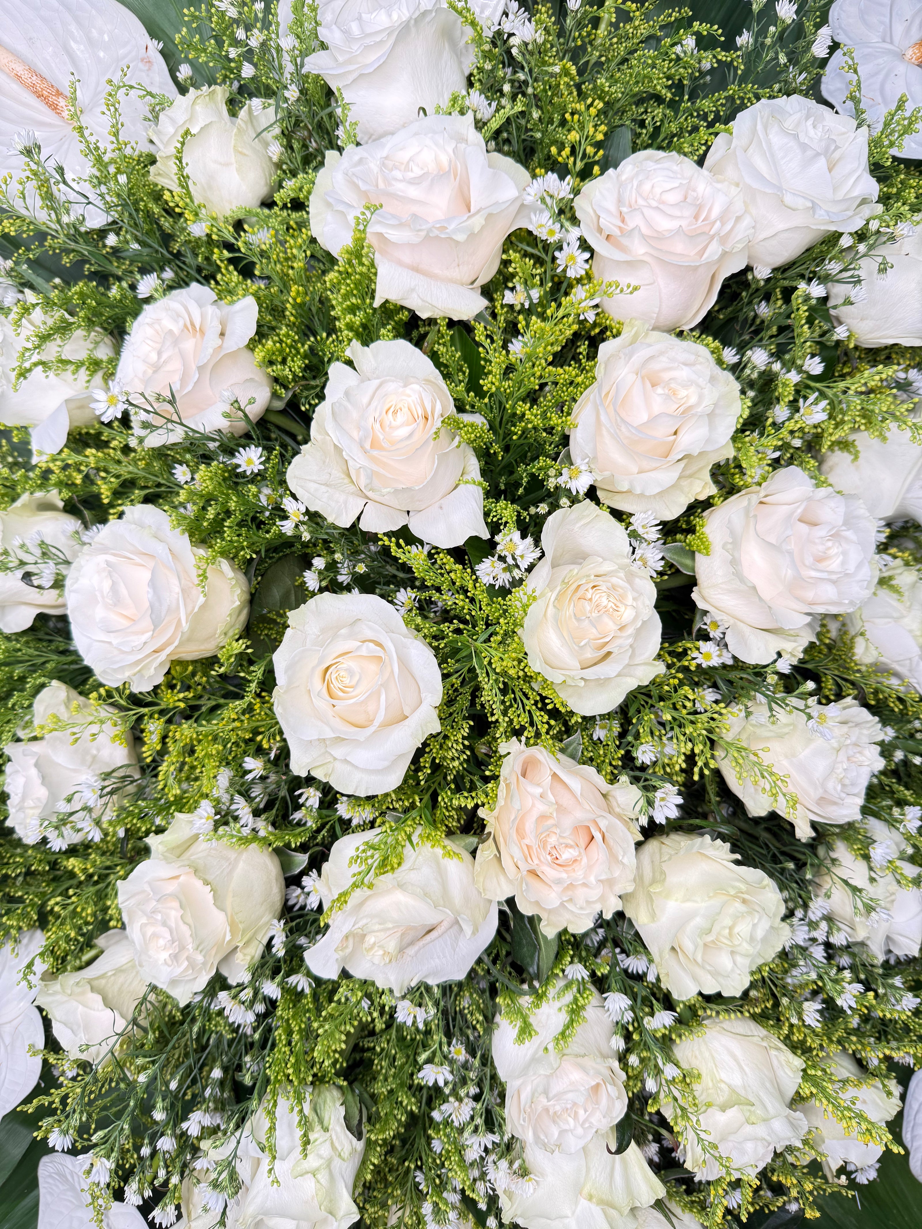 Corona de Anturios y Rosas – Tranquilidad Eterna