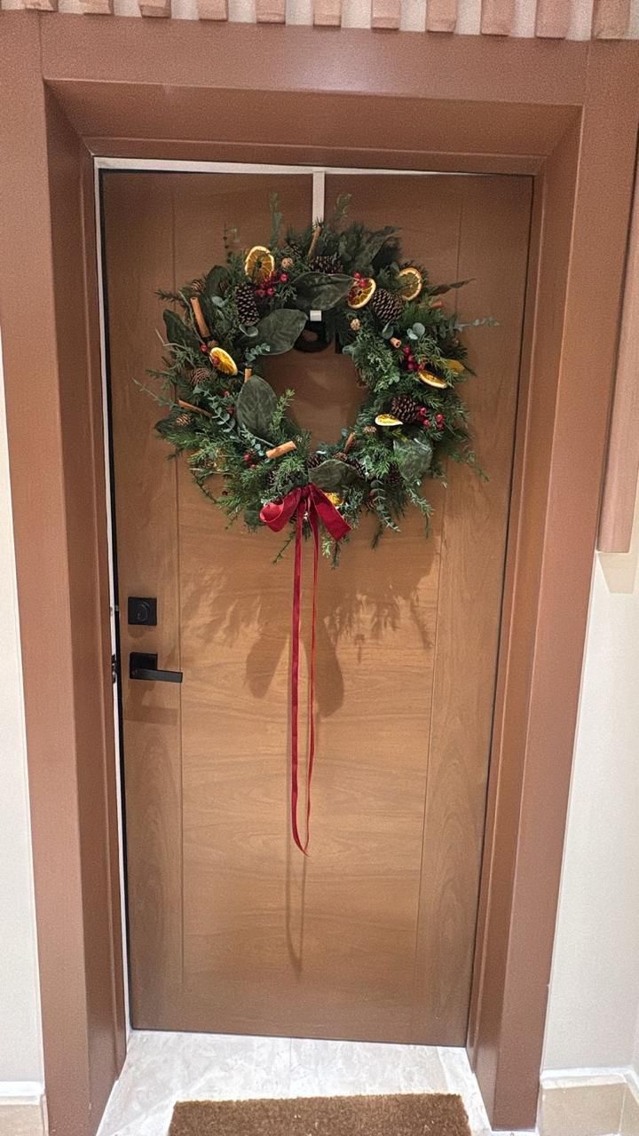 Corona con naranjitas, piñones, canela y berries rojos, de 19