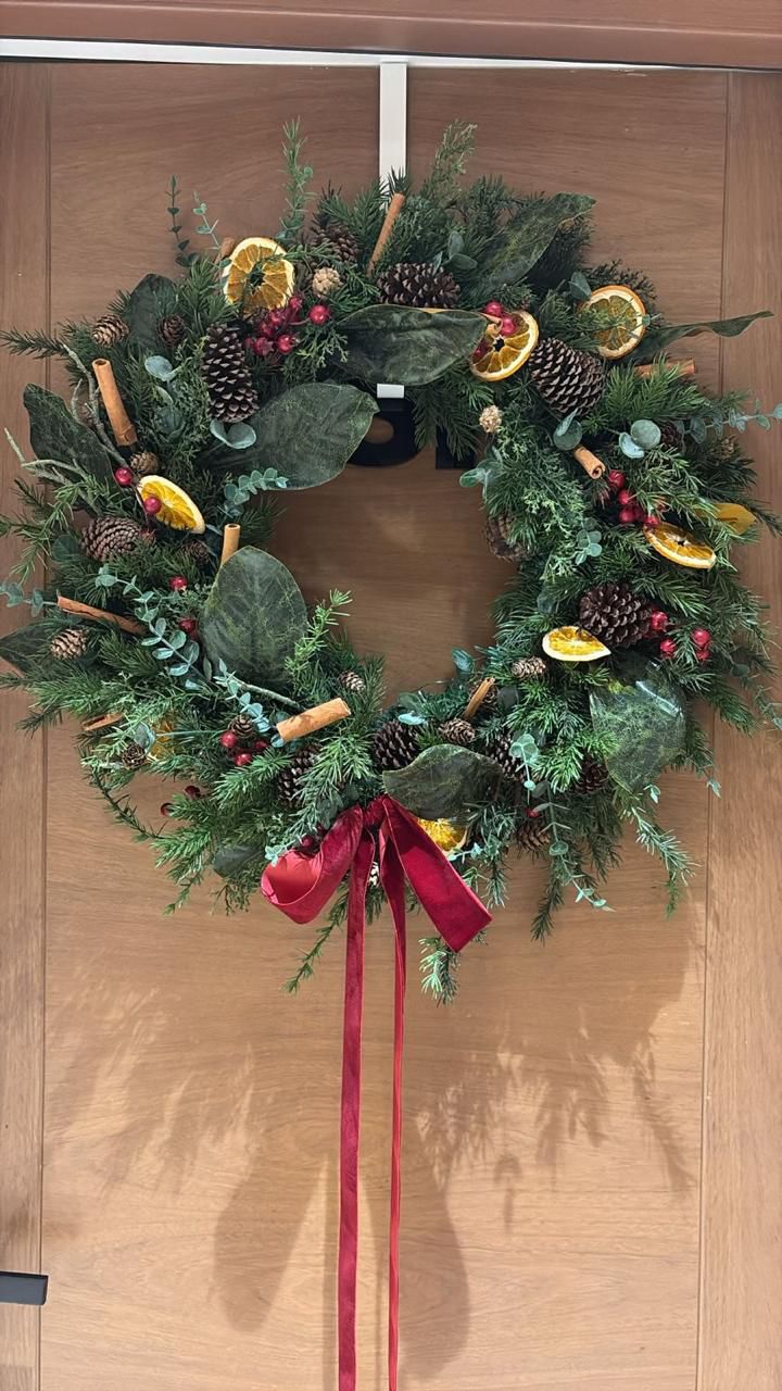 Corona con naranjitas, piñones, canela y berries rojos, de 19