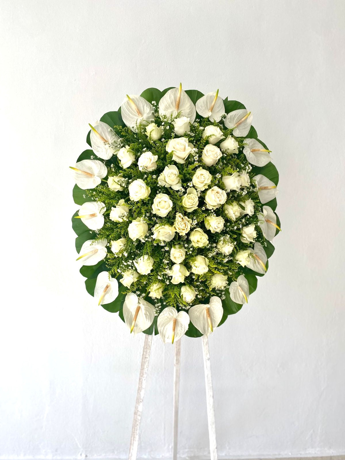 Corona de Anturios y Rosas – Tranquilidad Eterna