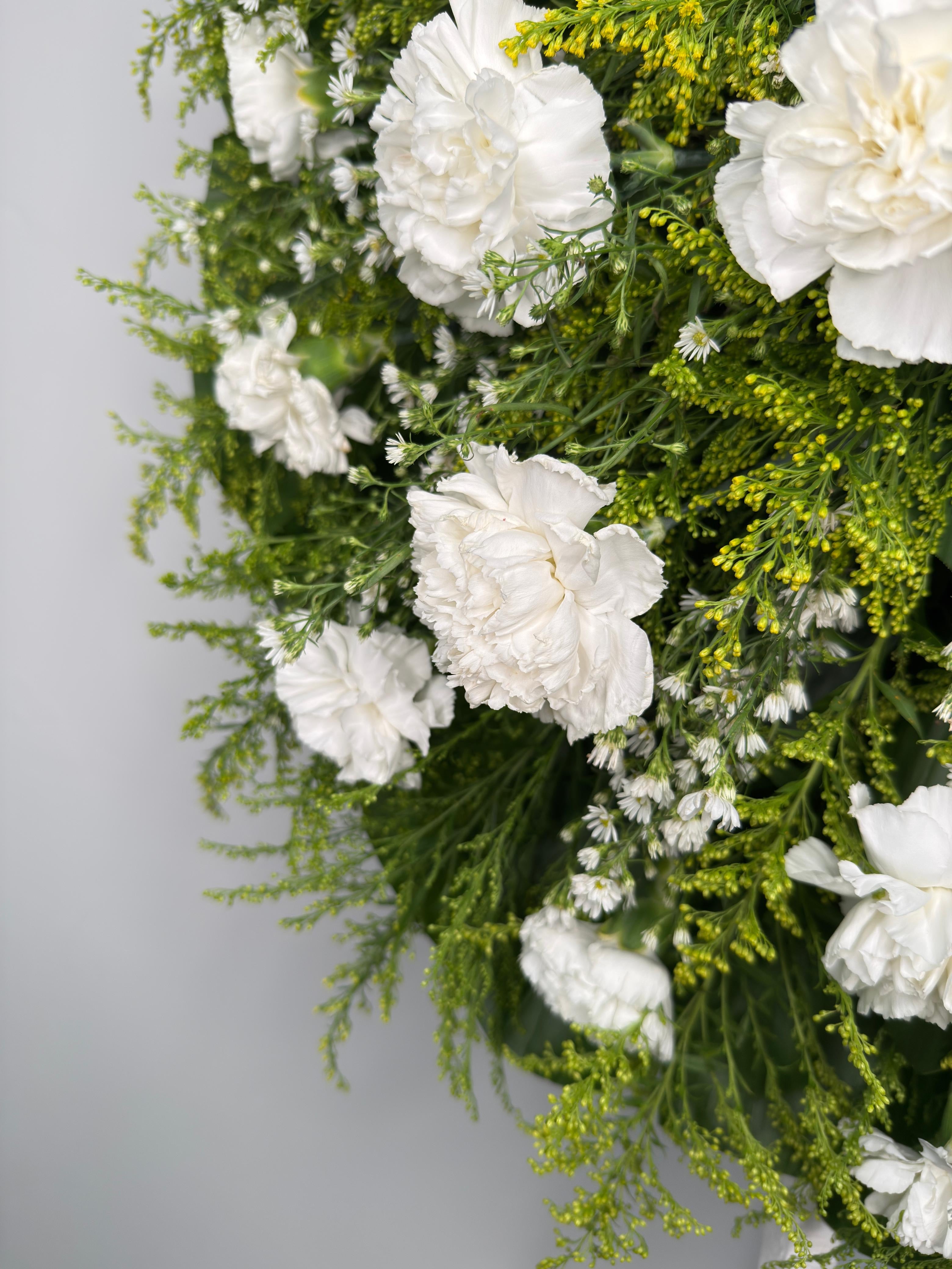 Corona de Claveles – Luz de Despedida